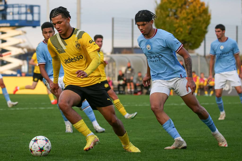 Paris Brunner im Zweikampf bei Borussia Dortmund gegen Manchester City.