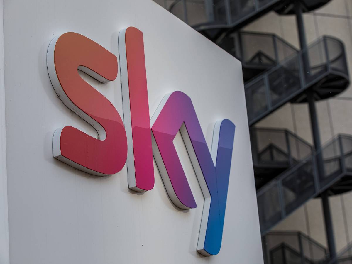 Das Logo von Sky an der Zentrale in Unterföhring.