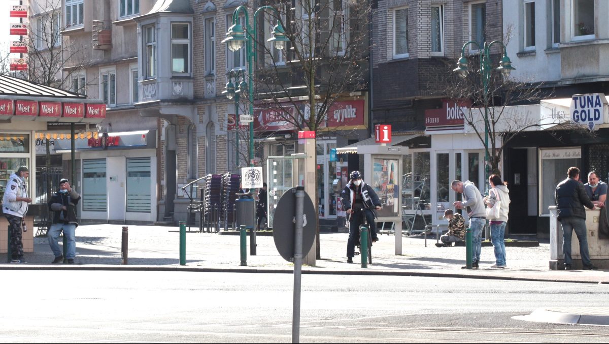 Der Rathausvorplatz in Duisburg Hamborn vor dem Suchthilfezentrum.