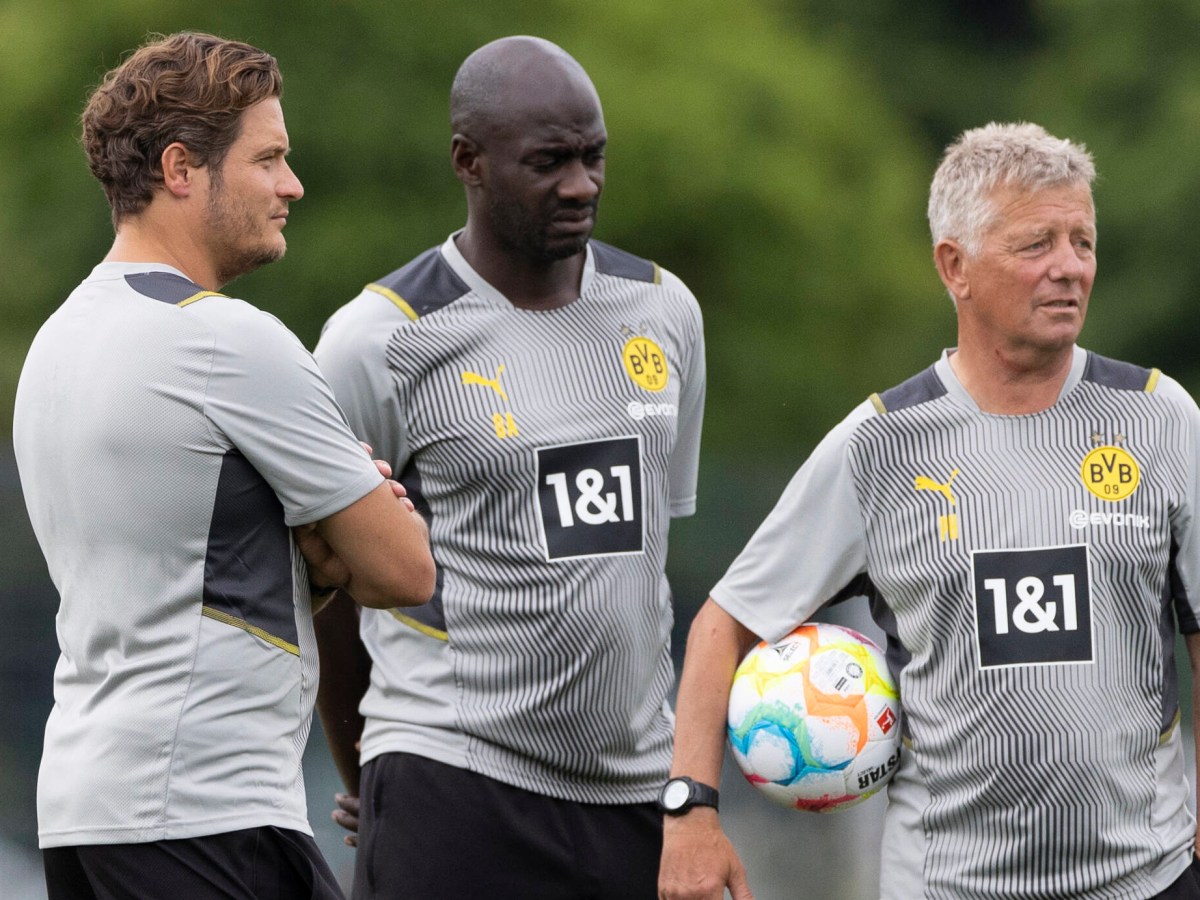 Otto Addo im Gespräch mit dem Trainerteam von Borussia Dortmund.