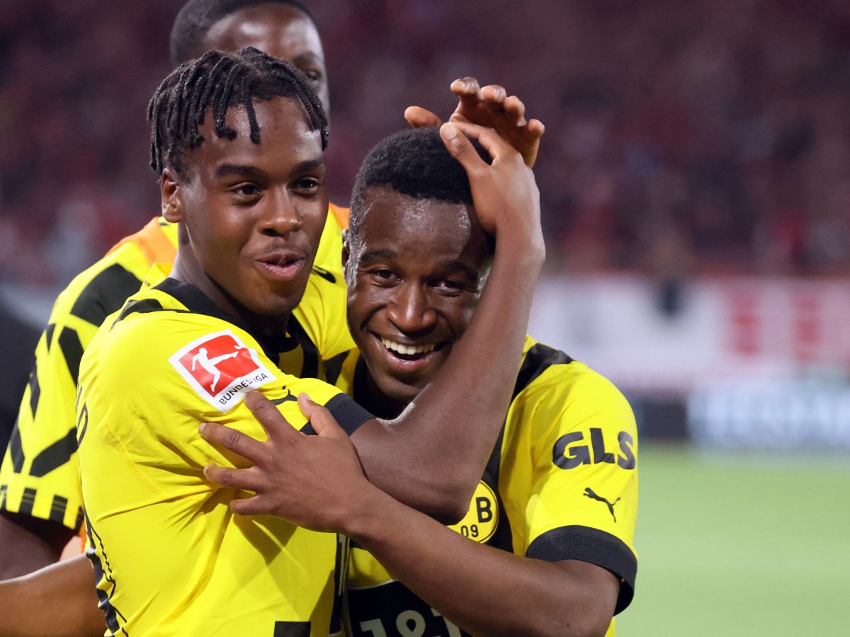 Jamie Bynoe-Gittens (l.) umarmt Youssoufa Moukoko nach einem Tor für Borussia Dortmund.
