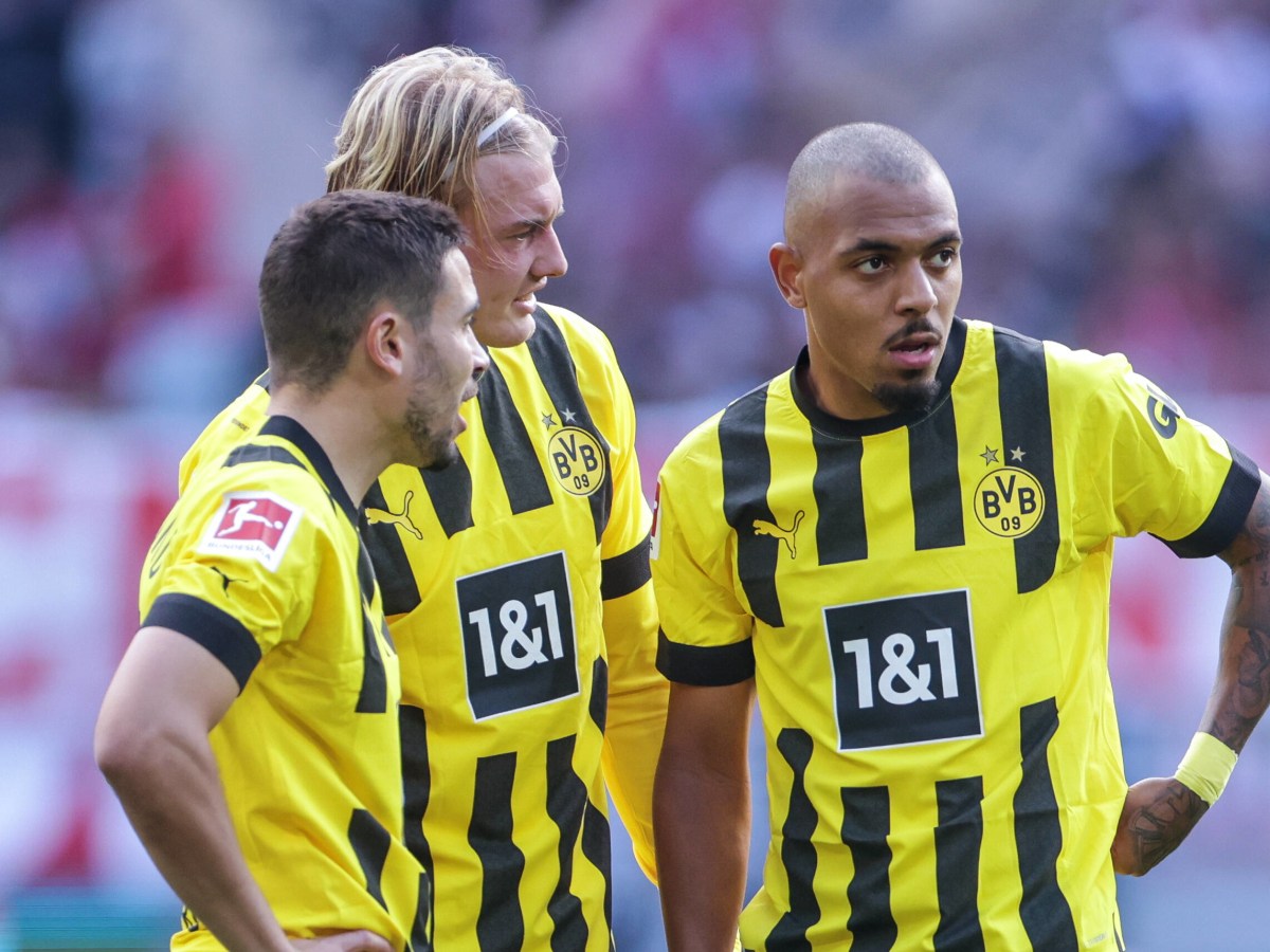 Raphael Guerreiro, Julian Brandt und Donyell Malen für Borussia Dortmund auf dem Platz.