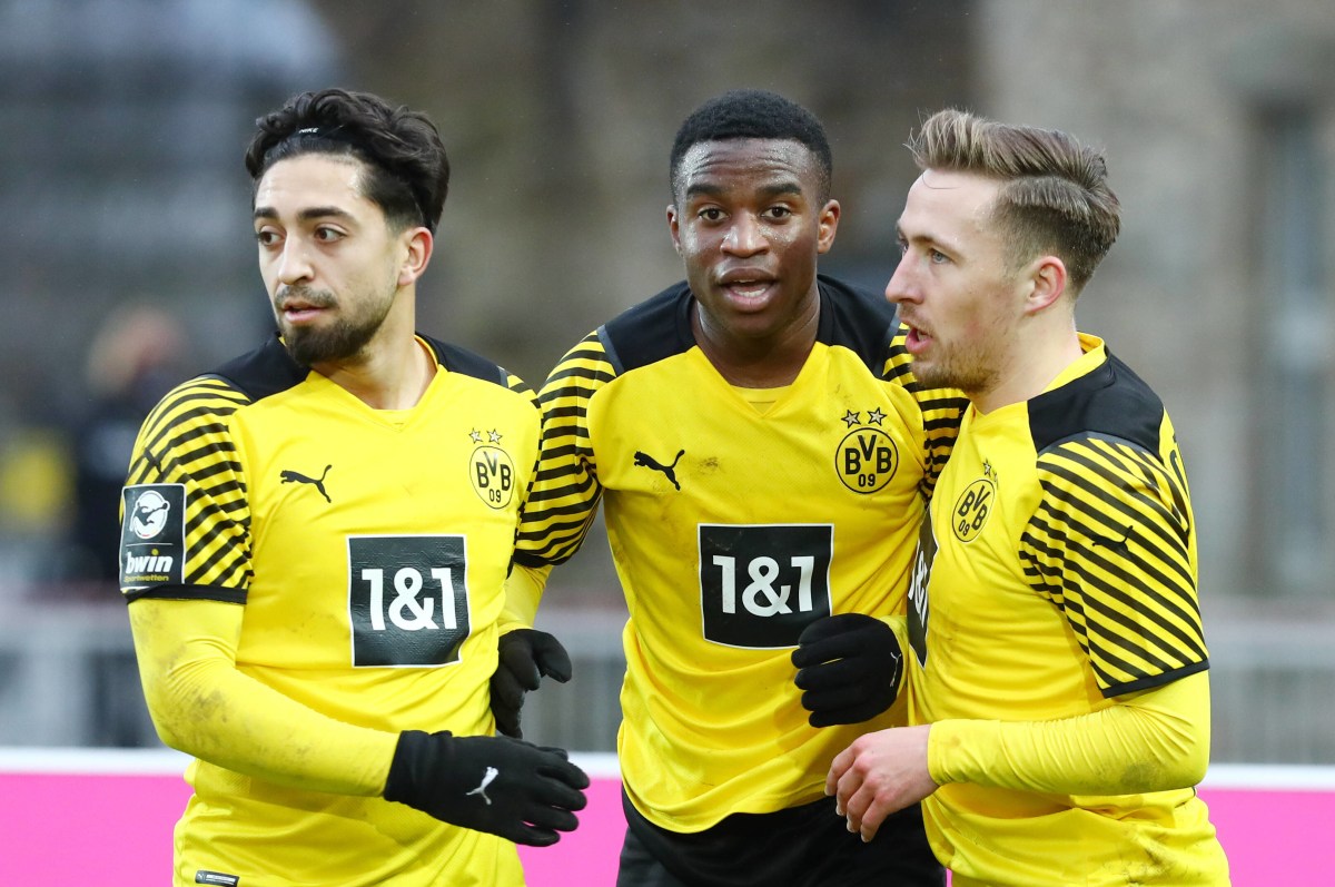 Immanuel Pherai in einer Jubeltraube bei Borussia Dortmund.