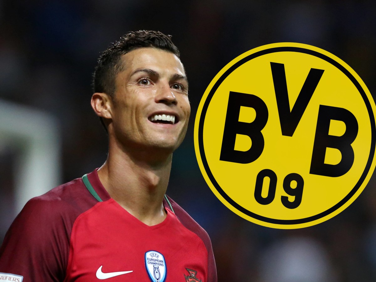 Cristiano Ronaldo schaut grinsend auf das Wappen von Borussia Dortmund.