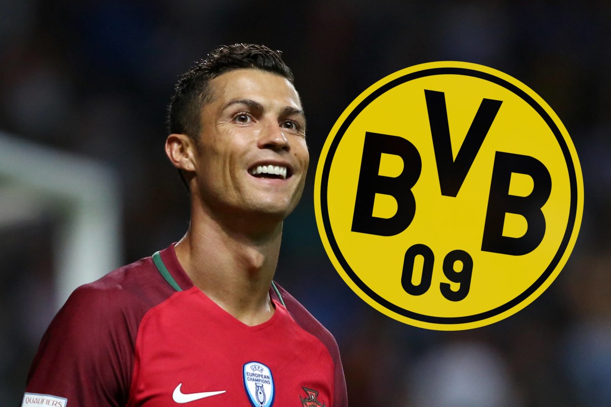 Cristiano Ronaldo schaut grinsend auf das Wappen von Borussia Dortmund.
