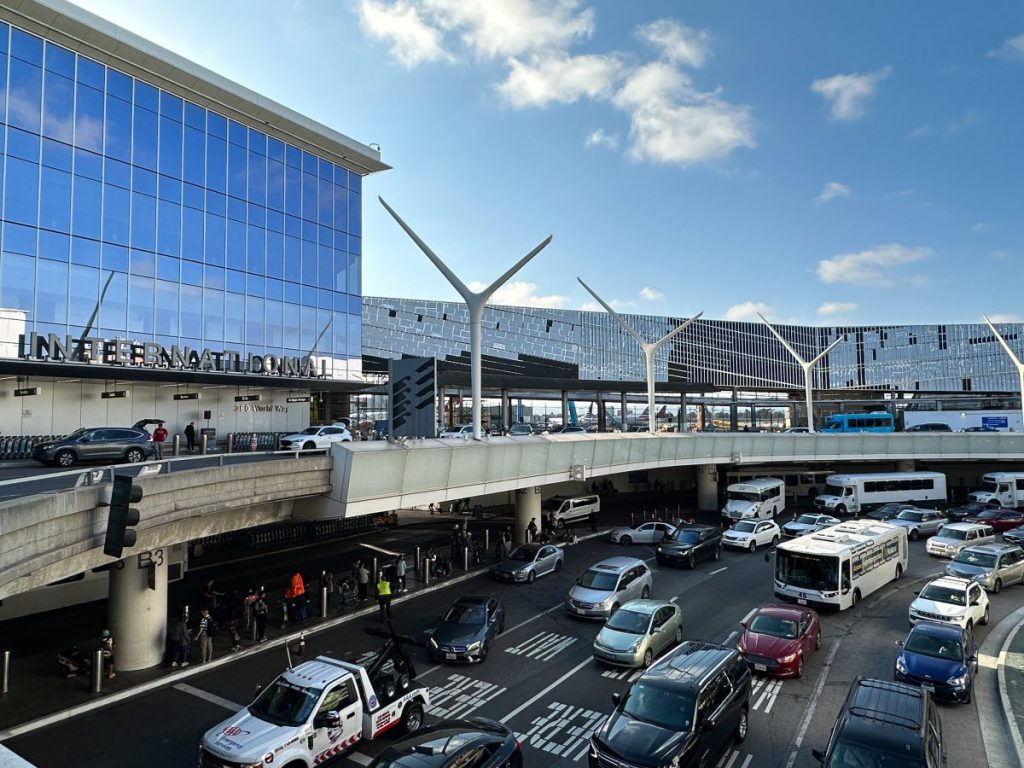 Passagiere kommen am Flughafen in L.A. an.