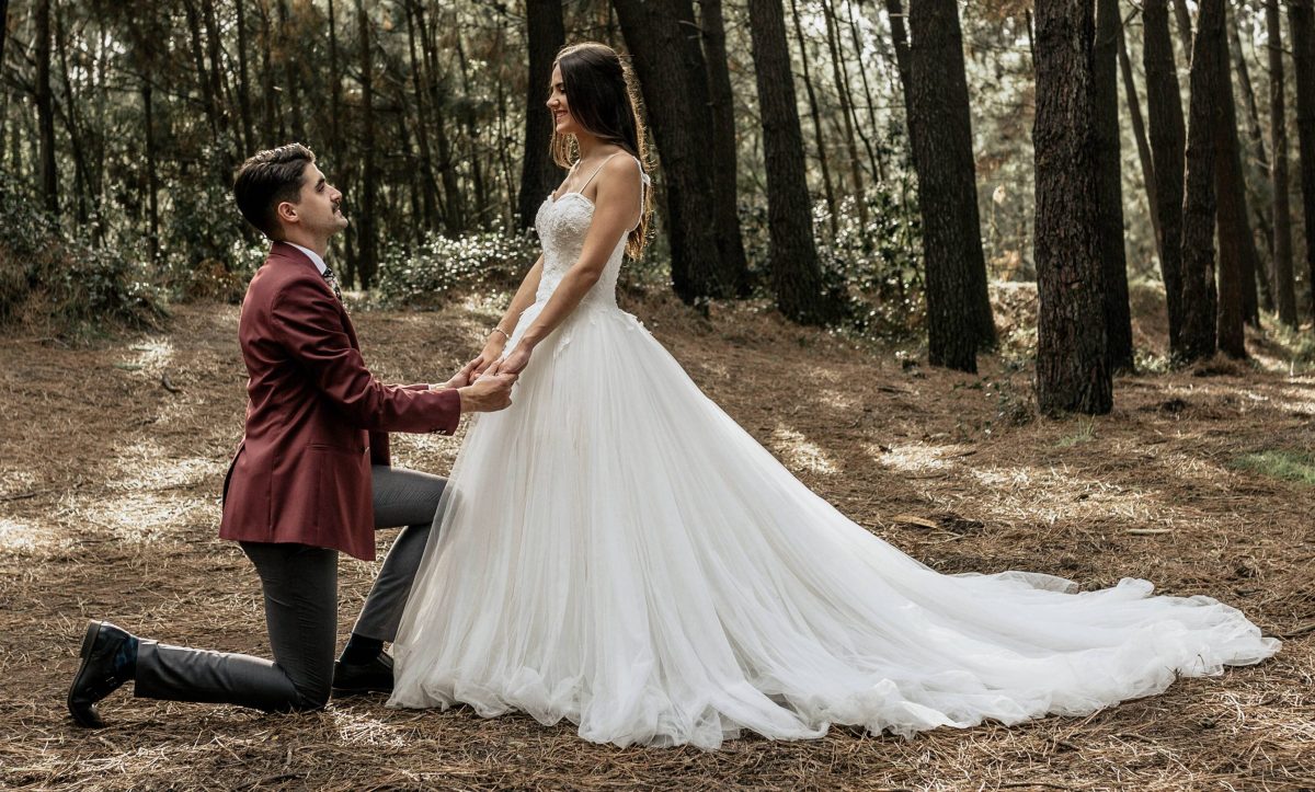 Hochzeit in NRW: Mann kniet vor Frau in Brautkleid (Symbolbild)