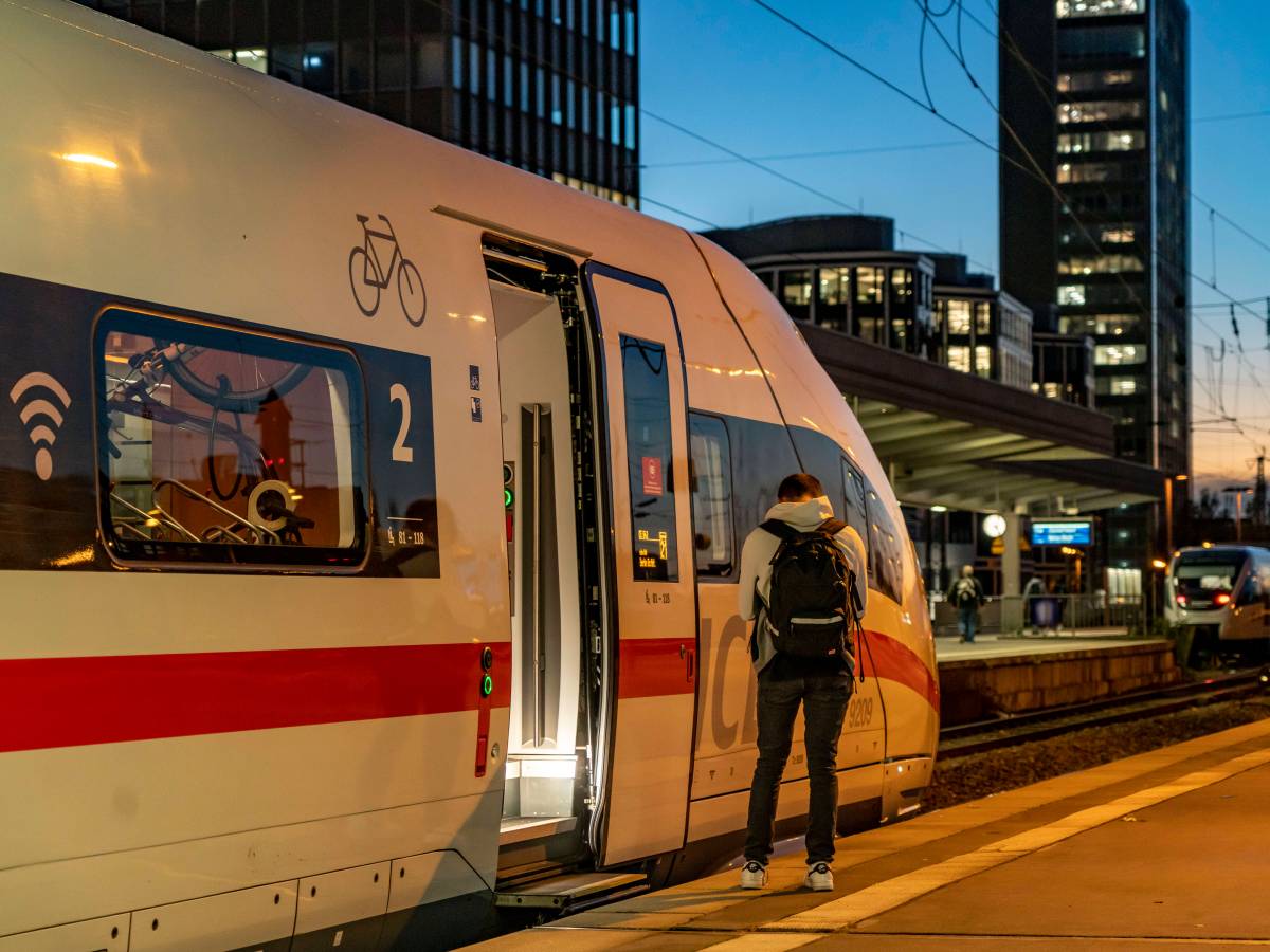 Deutsche Bahn: Reisender steigt in einen ICE