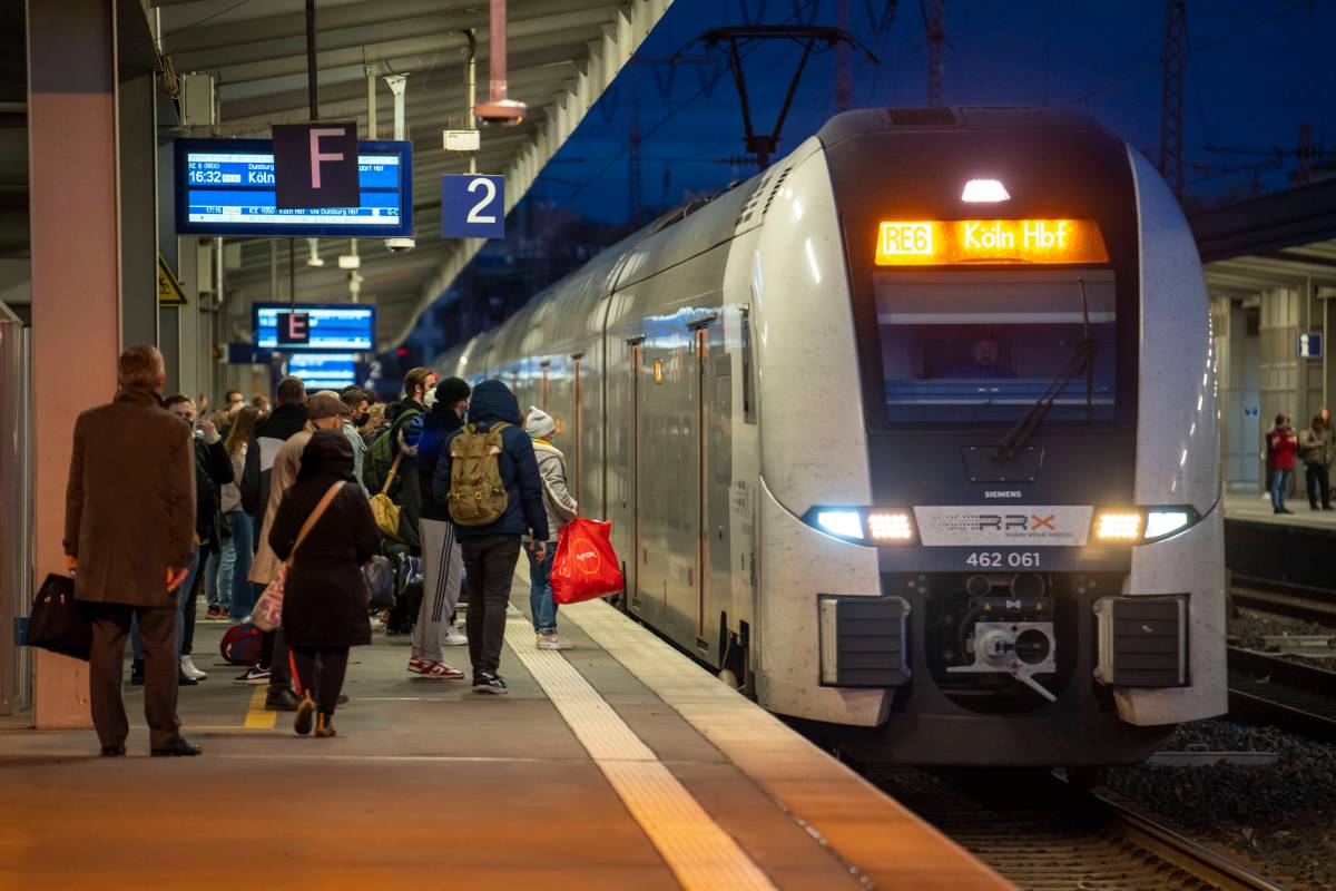 Menschen steigen in eine Bahn im Ruhrgebiet ein