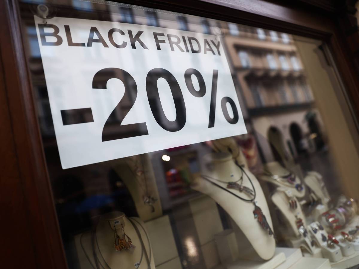 NRW. Black Friday-Angebote in einem Schaufenster