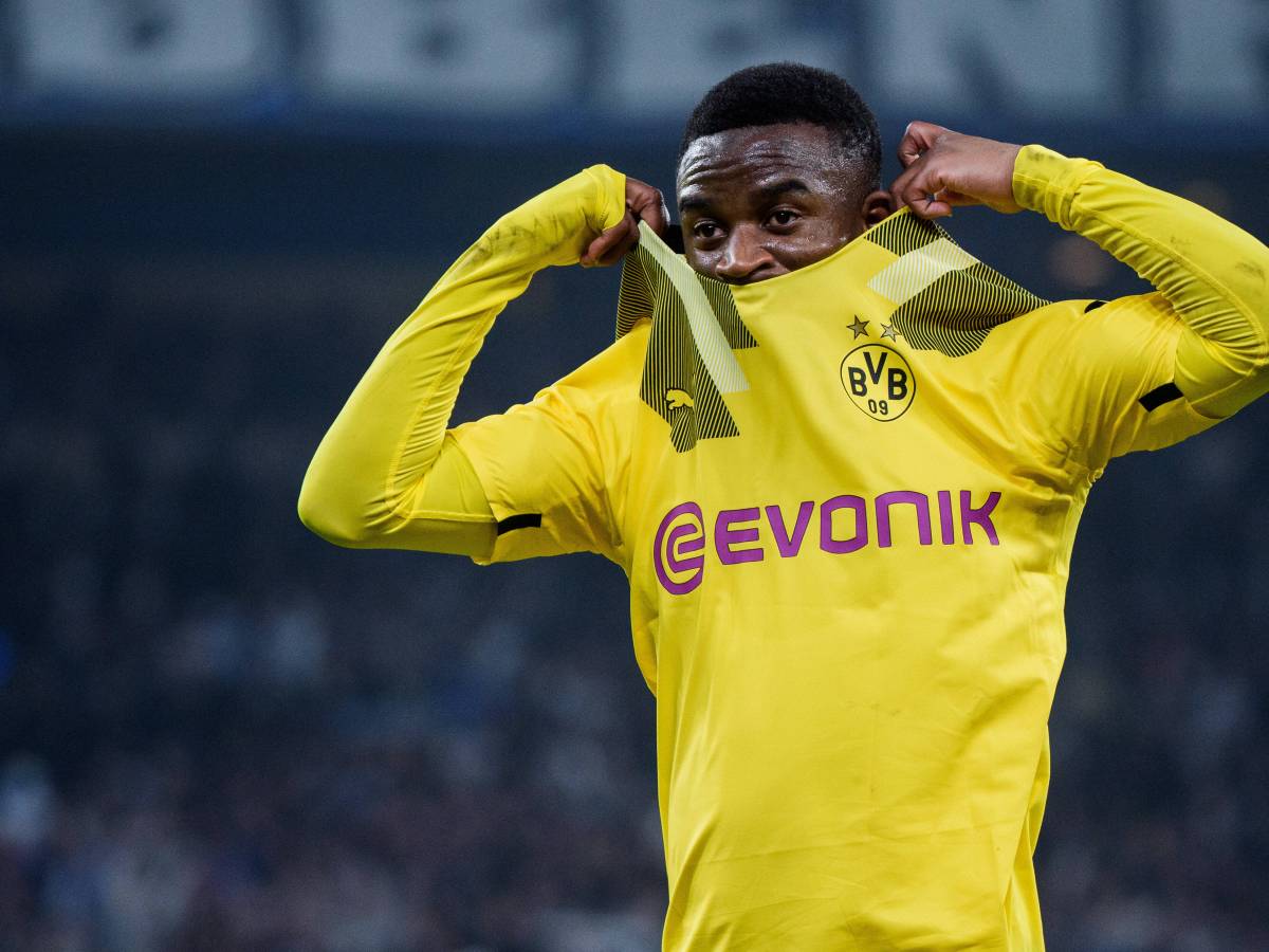 Borussia Dortmund: Moukoko zieht sein Trikot übers Gesicht