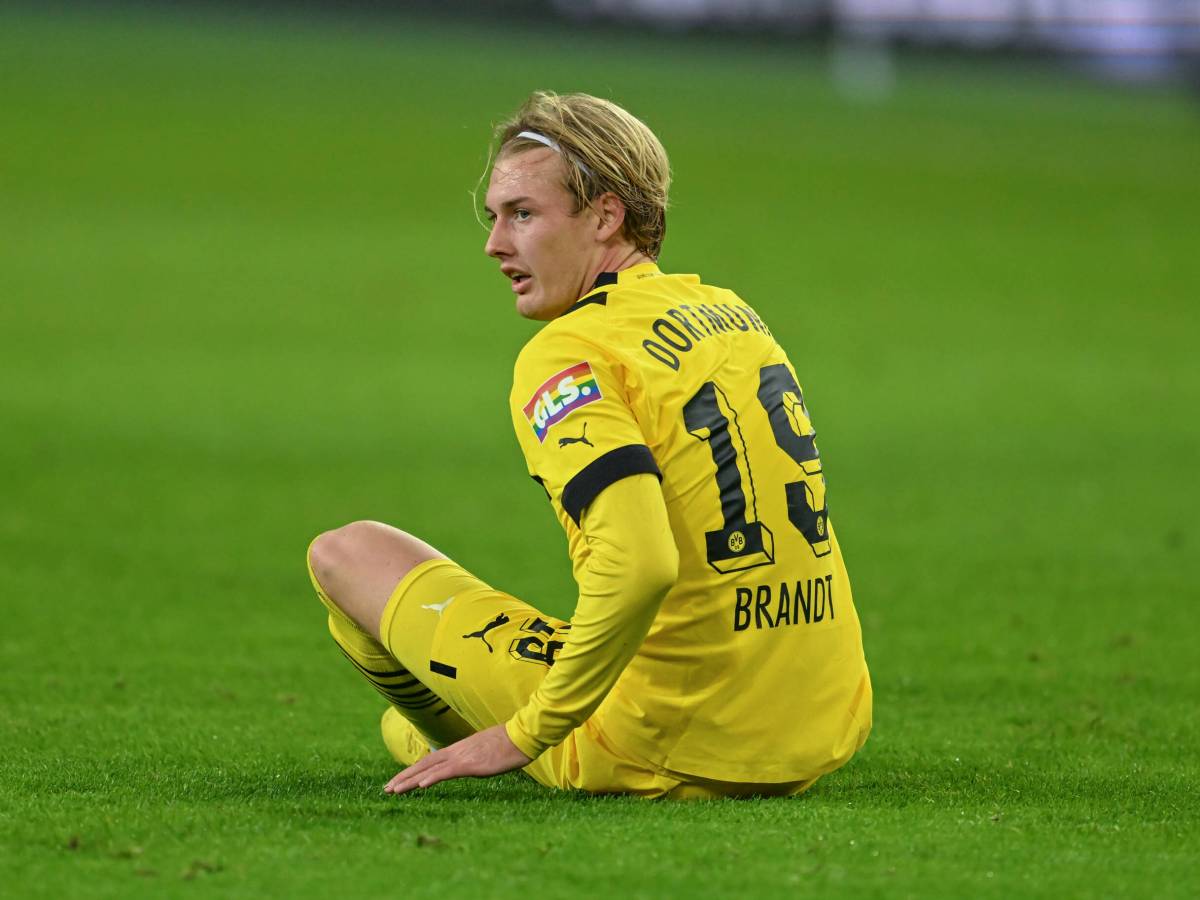 Borussia Dortmund Julian Brandt am Boden