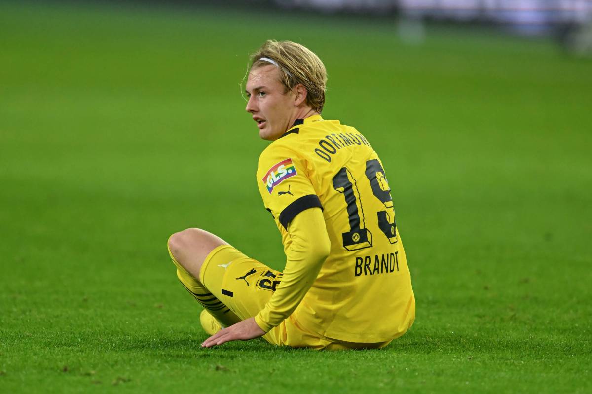 Borussia Dortmund Julian Brandt am Boden