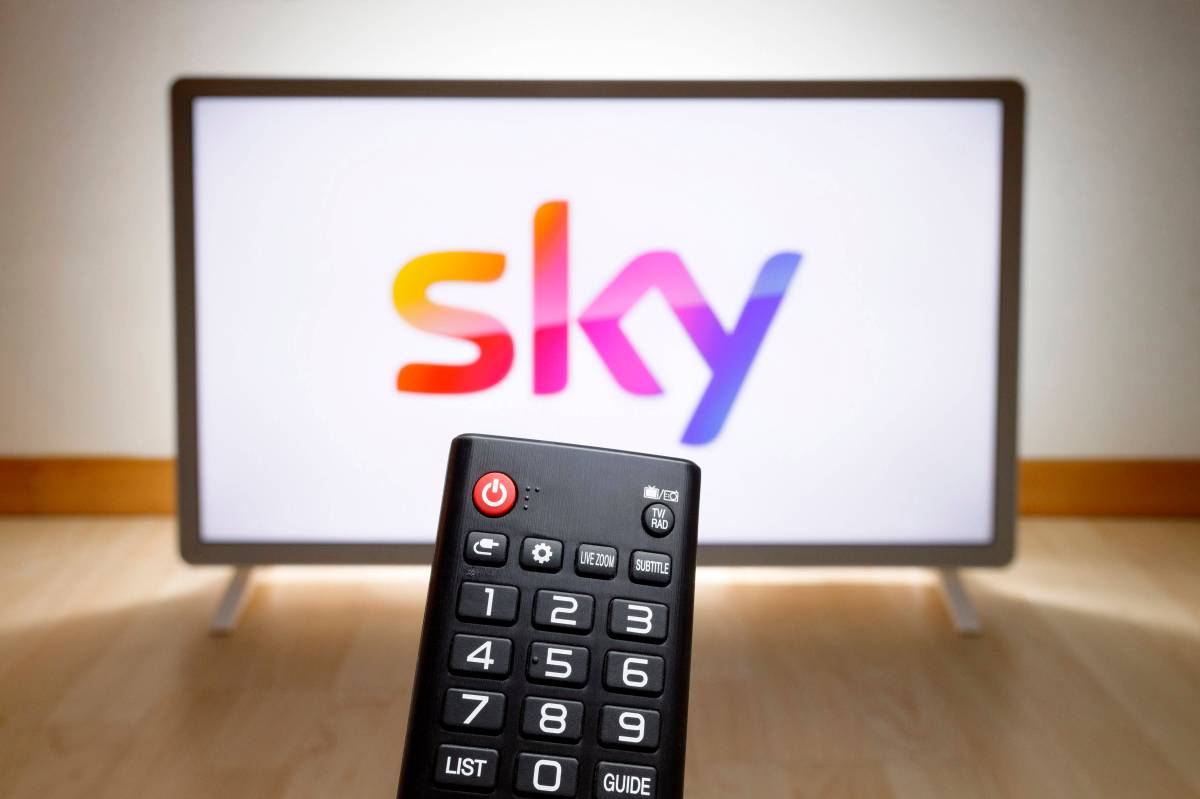 Ein Fernseher zeigt das Logo von Sky.