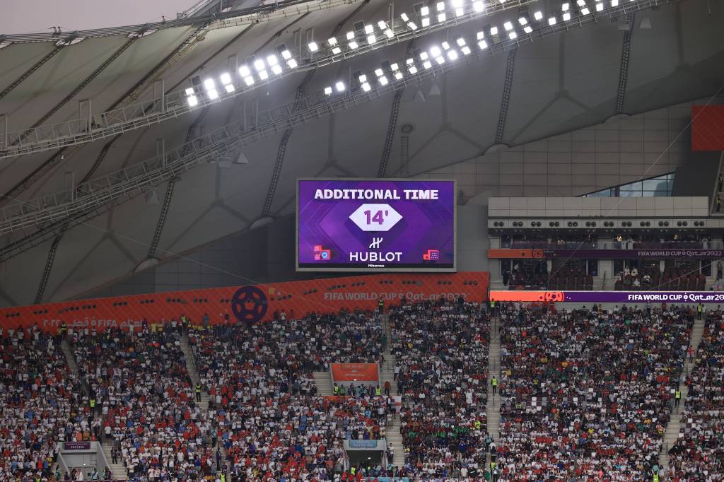 Eine Leinwand bei der WM 2022 zeigt 14 Minuten Nachspielzeit an.