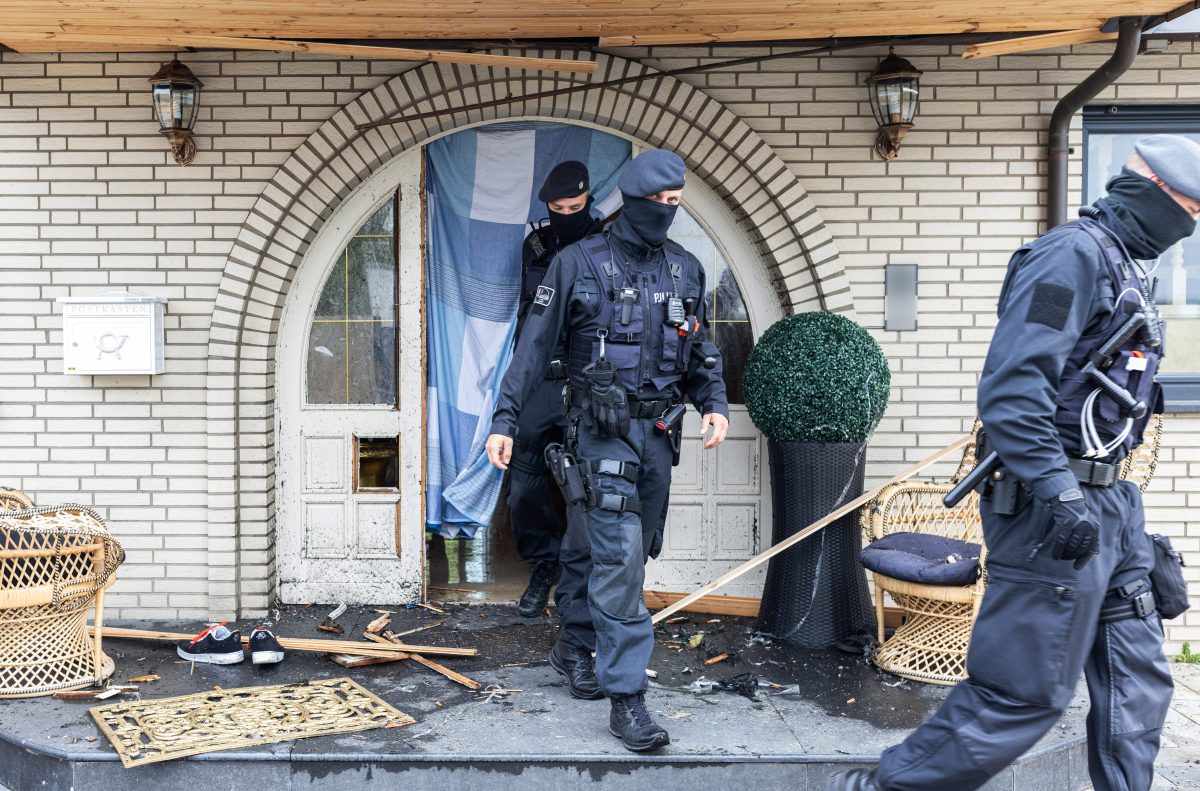 Clans in NRW Polizei verlässt VIlla in Leverkusen