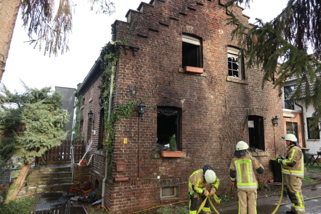 NRW: Die Feuerwehr der Stadt Monheim am Rhein bei ihrem Löscheinsatz.