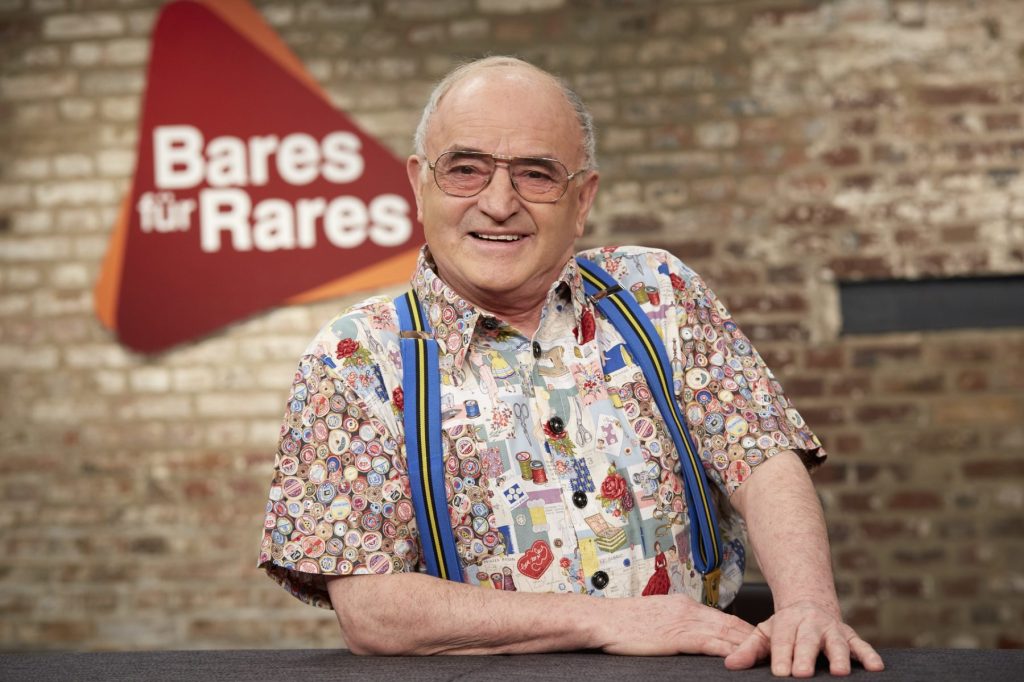 Ludwig Hofmaier vor "Bares für Rares"-Logo