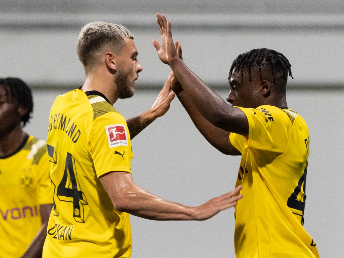Samuel Bamba (r.) und Can Özkan klatschen bei Borussia Dortmund ab.