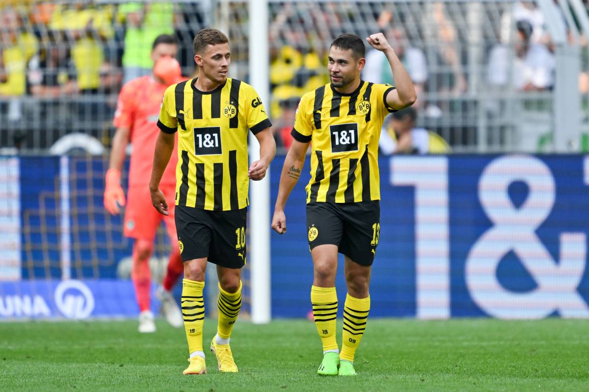 Raphael Guerreiro bei Borussia Dortmund im Gespräch mit Thorgan Hazard.