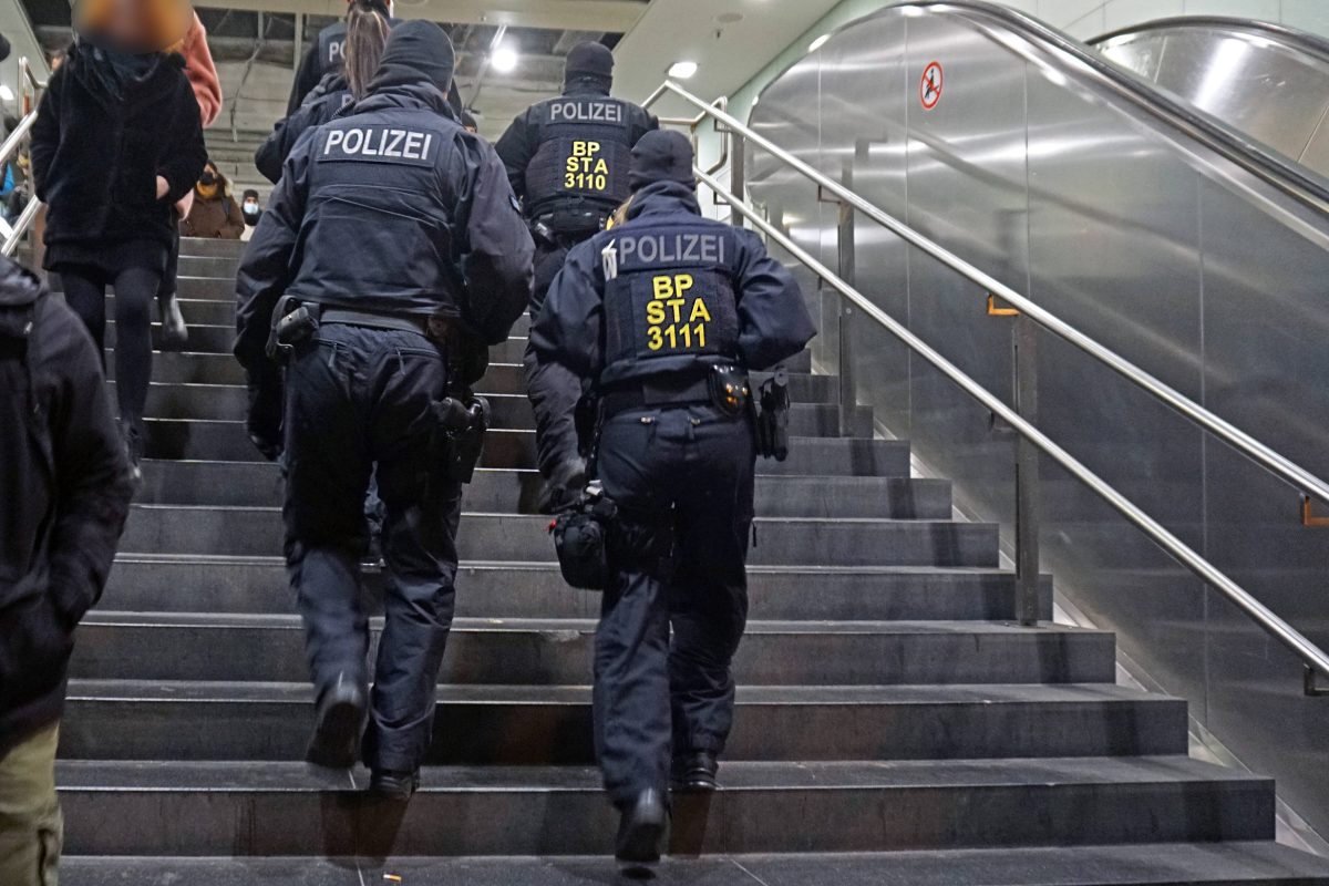 Essen Hauptbahnhof Beamte der Bundespolizei