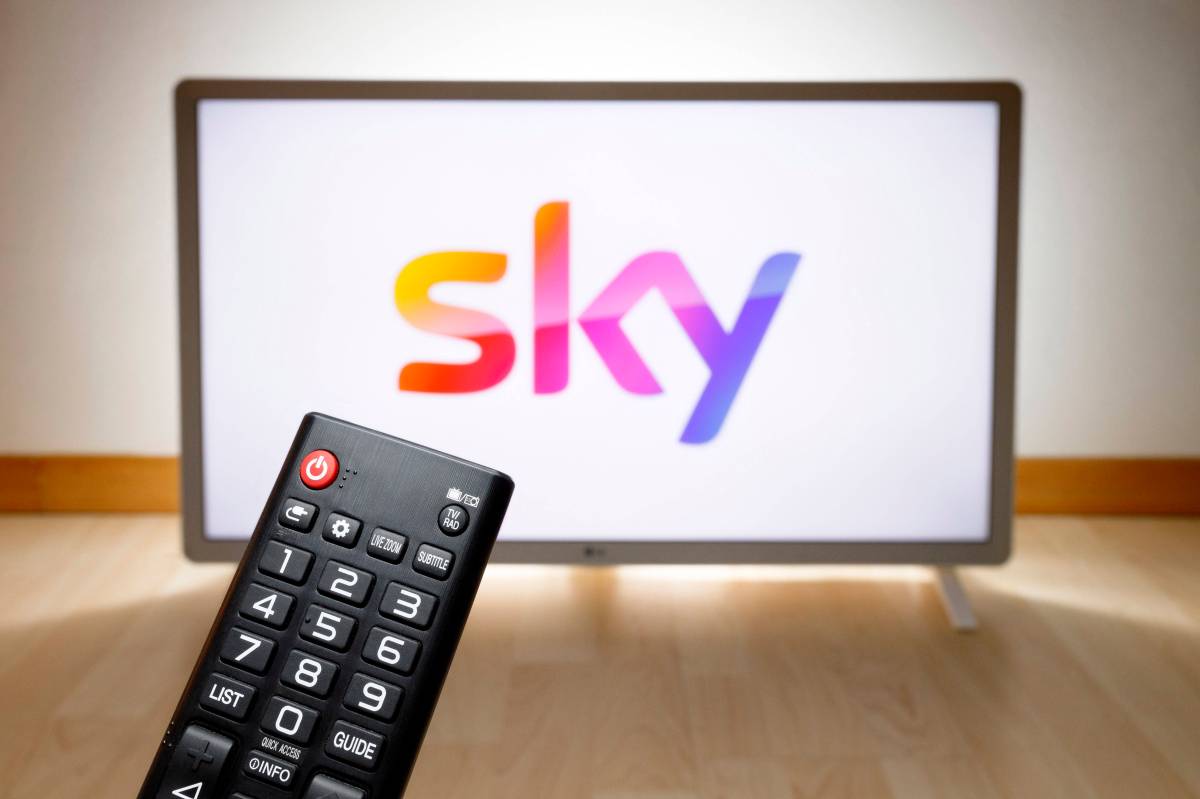 Auf einem Fernseher wird Sky eingeschaltet.