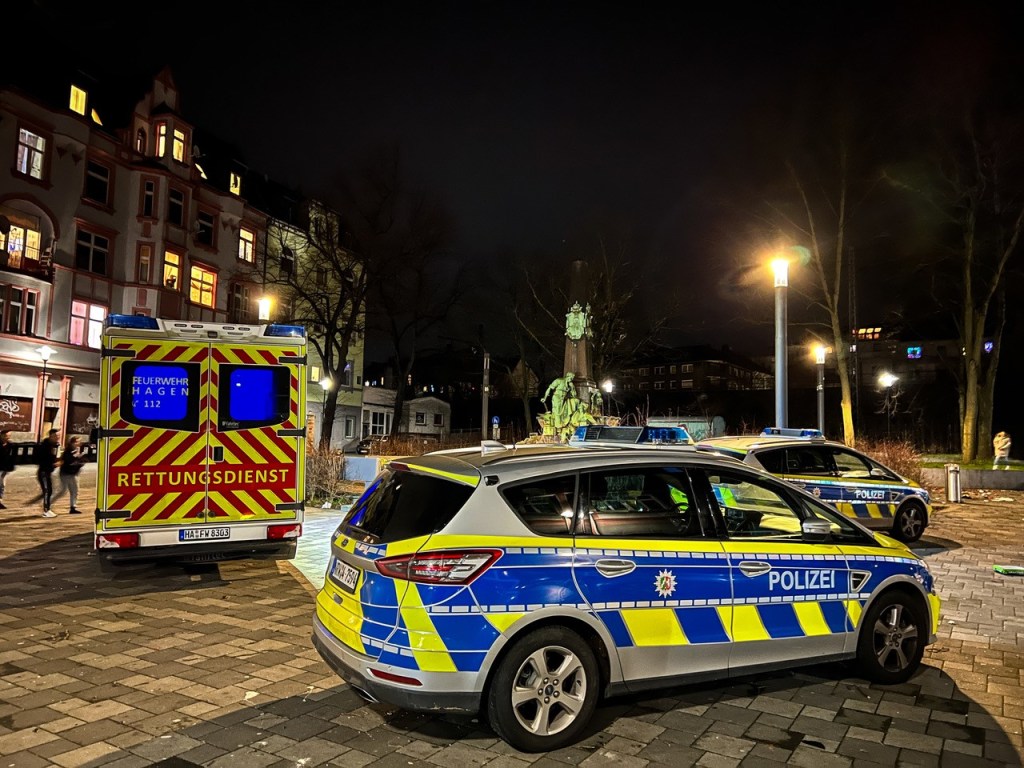 In Hagen wurde ein Mann von zwei Unbekannten in seiner Wohnung angegriffen.