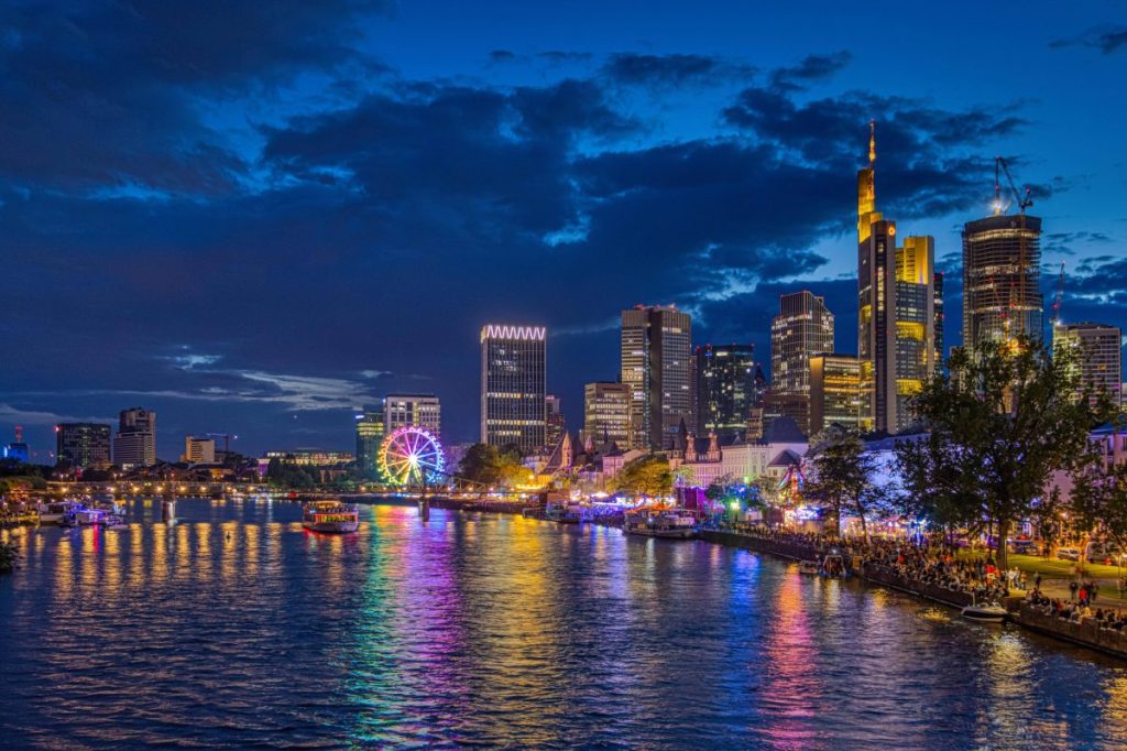 Ein Blick auf das Mainufer in Frankfurt bei Nacht.