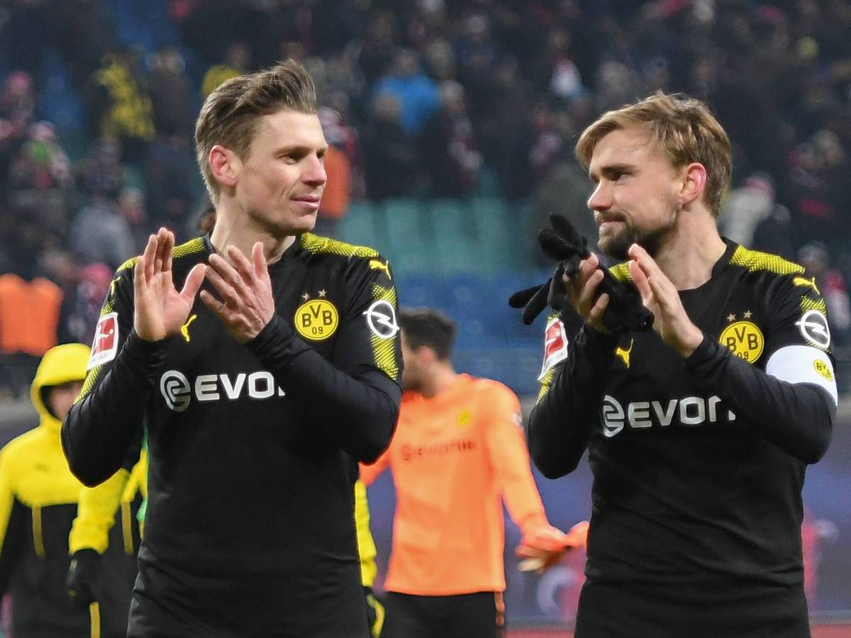 RB Leipzig - Borussia Dortmund v.l. Lukasz Piszczek (Borussia Dortmund), Marcel Schmelzer (Borussia Dortmund), bedankt / bedanken sich bei den Fans