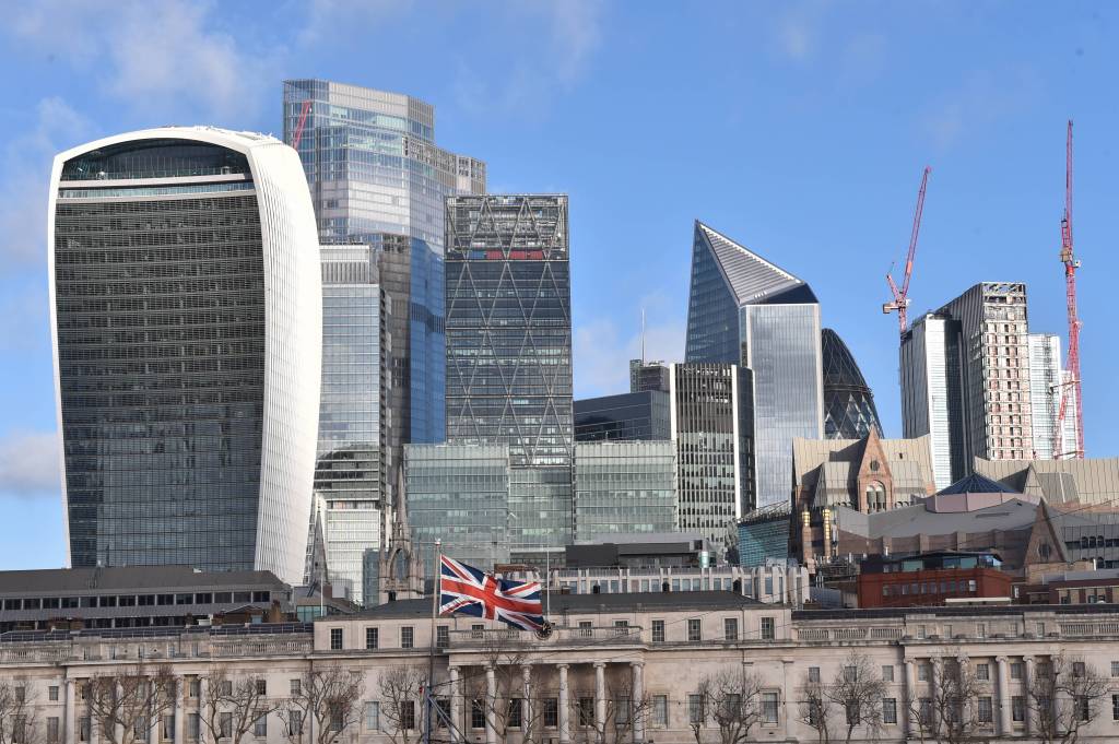 Gesamtansicht der Skyline der Londoner City an einem sonnigen Tag, vom Queens Walk aus gesehen, an der London Bridge..