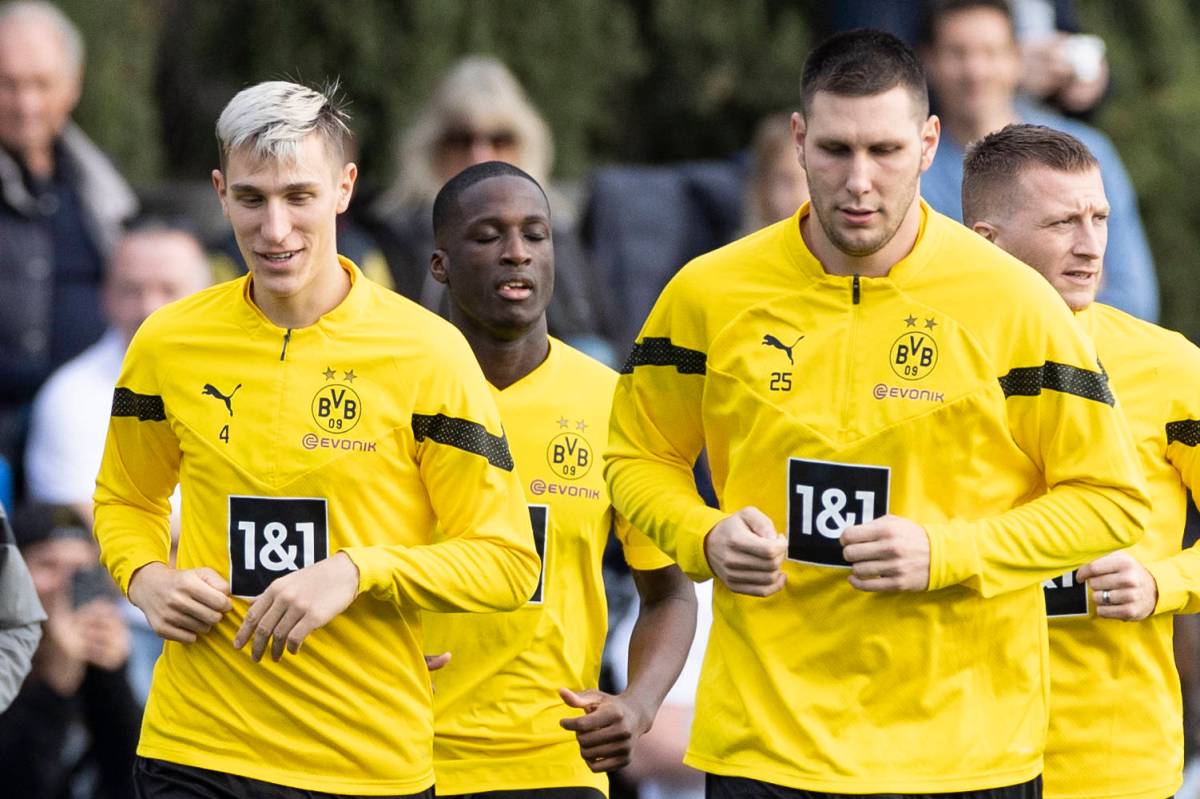 Fußball: Trainingslager von Borussia Dortmund am 06.01.2023 in Marbella Spanien. Nico Schlotterbeck links und Niklas Süle laufen sich warm
