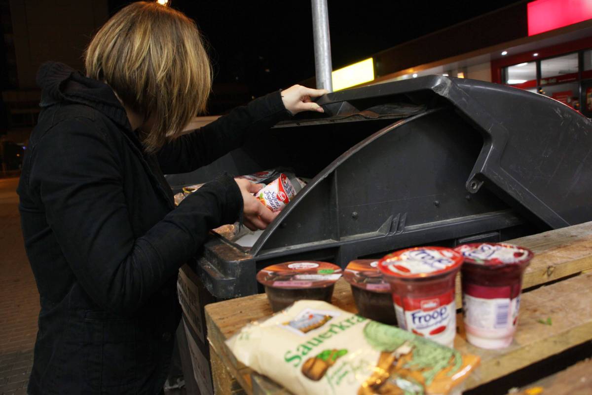 Lebensmittel aus dem Müll eines Supermarktes zu holen steht in Deutschland unter Strafe. FDP und Grüne wollen das jetzt ändern!