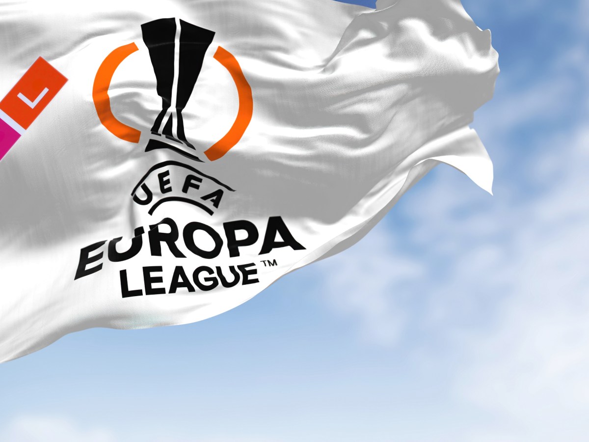 Eine weiße Flagge mit dem Logo der Europa League und das Logo von RTL.