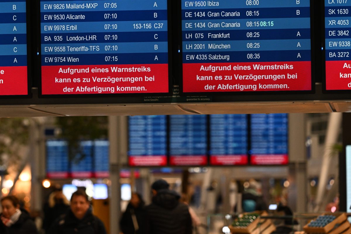 Abflugtafel am Flughafen Köln/Bonn