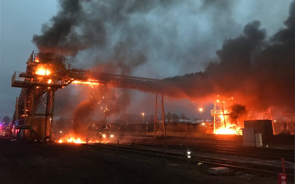 Brennende Brücke am Kohlehafen von Bottrop