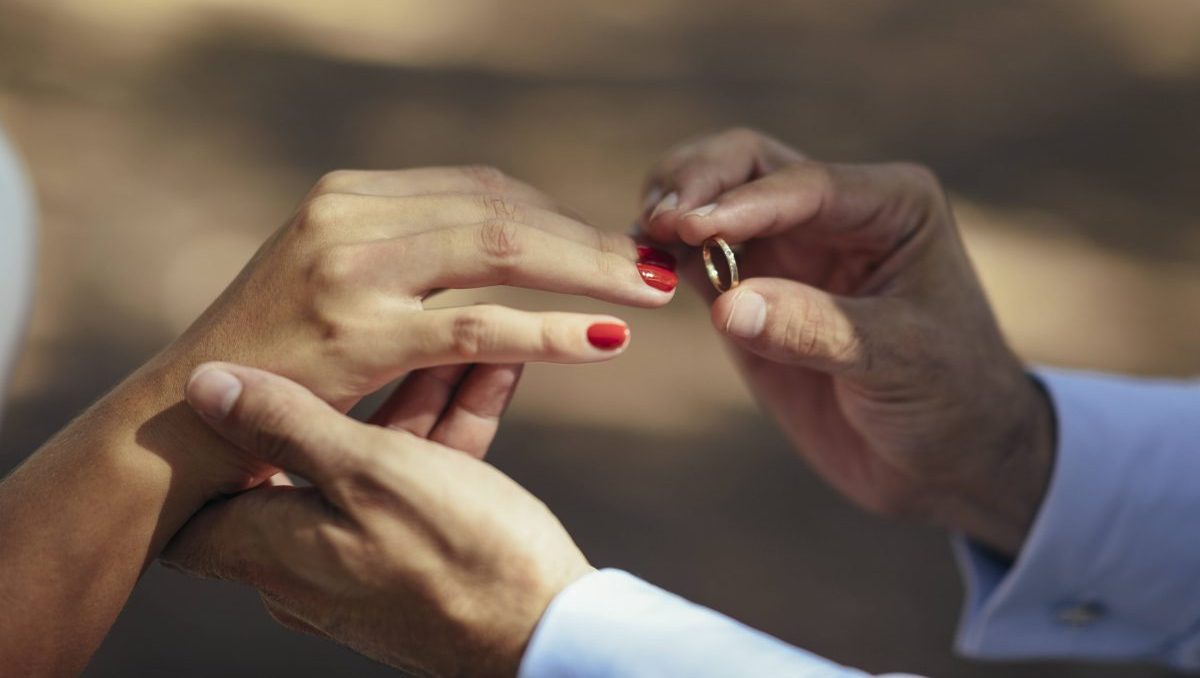 Hochzeit Mann steckt Frau Ring an