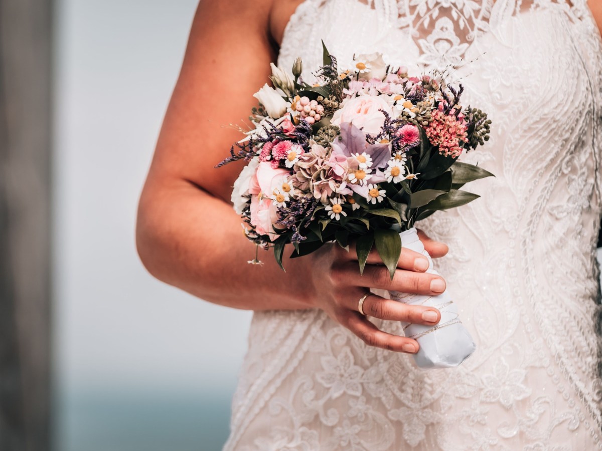 Die Braut einer Hochzeit stellte sich gegen einen Gast (Symbolbild).