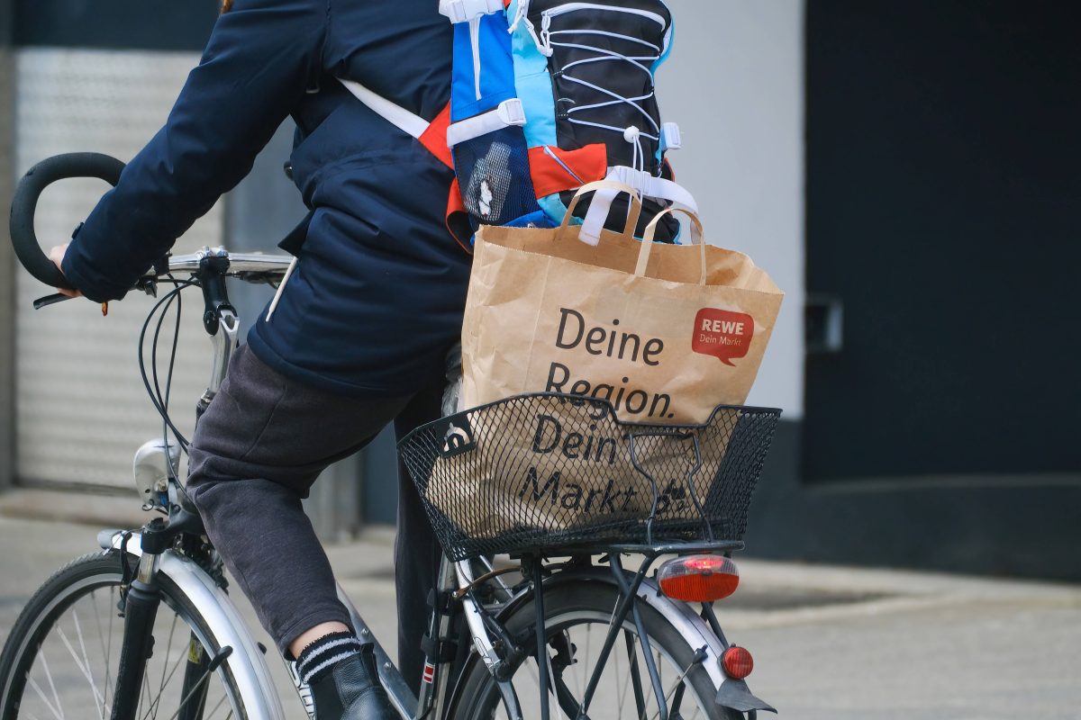 Rewe Einkaufstüte auf Fahrrad