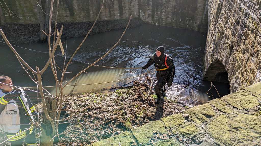 NRW Werne: Die ca. 50 Einsatzkräfte suchen erneut die Uferbereich ab. 