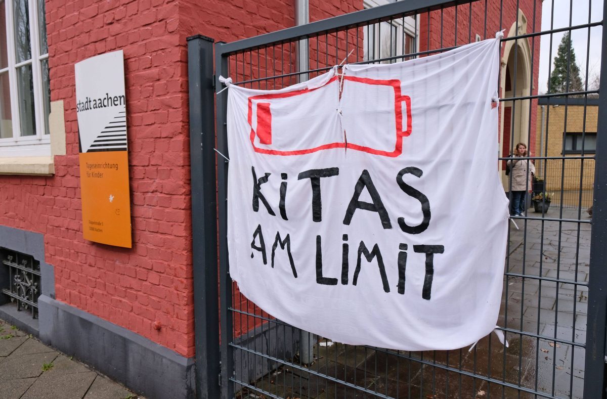 Kitas am Limit Banner vor einer Kita in NRW