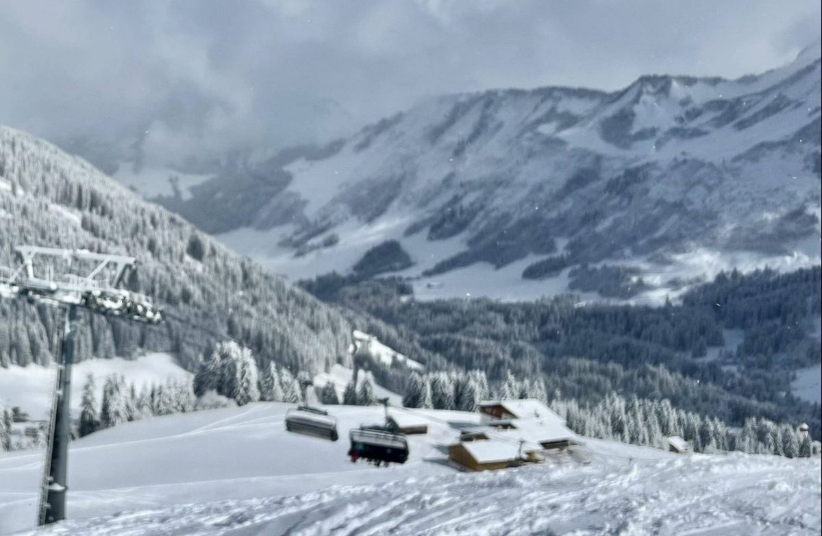 Urlaub in Österreich Schnee bedeckte Berge in Vorarlberg