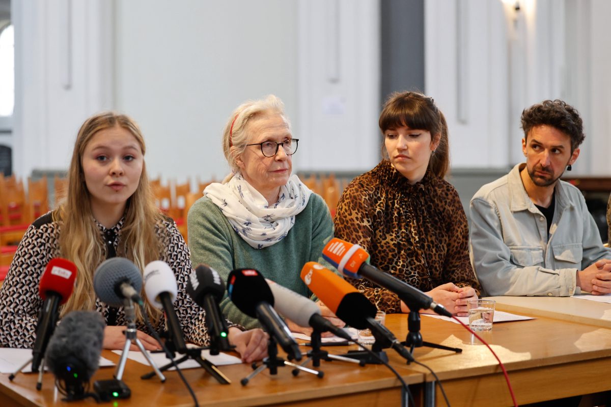 Aimee van Baalen, Irene von Drigalski, Carla Hinrichs und Raphael Thelen bei der Pressekonferenz der Letzten Generation zu geplanten Protestaktionen in Berlin.