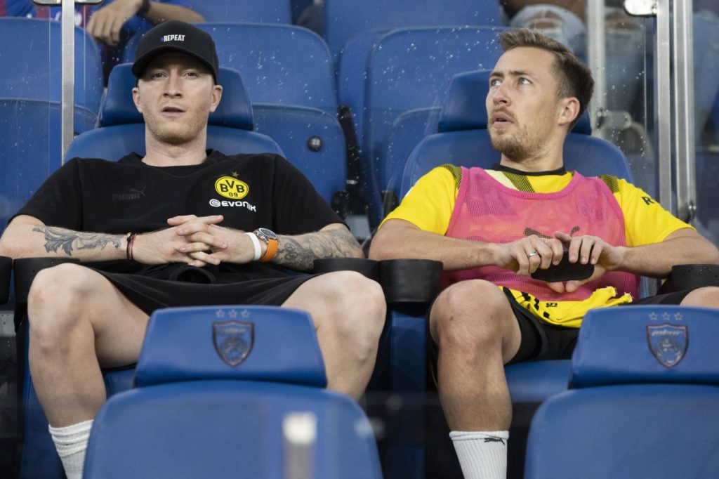 Felix Passlack und Marco Reus sitzen zusammen.