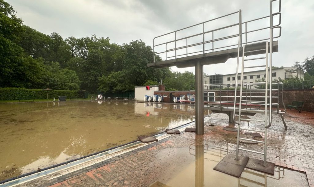 Das "Löhn-Bad" in Fröndenberg ist mit Schlamm geflutet.