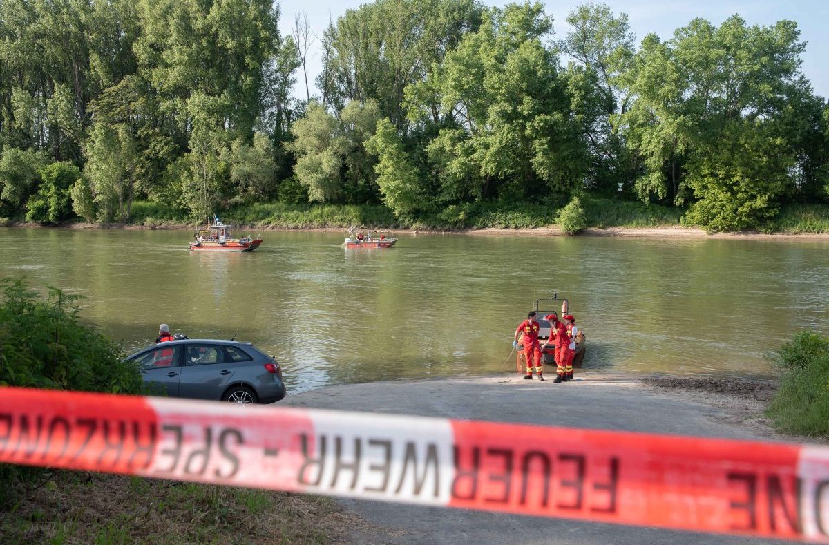 Unfallstelle in NRW, Bornheim, Rhein-Ufer, Rettungskräfte, Suchbote