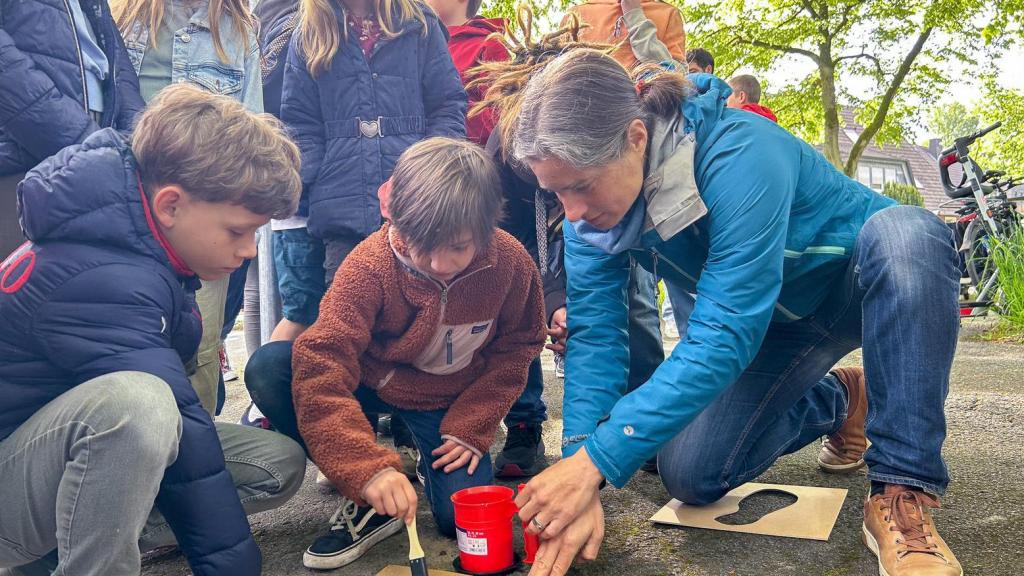 Kinder bemalen den Boden