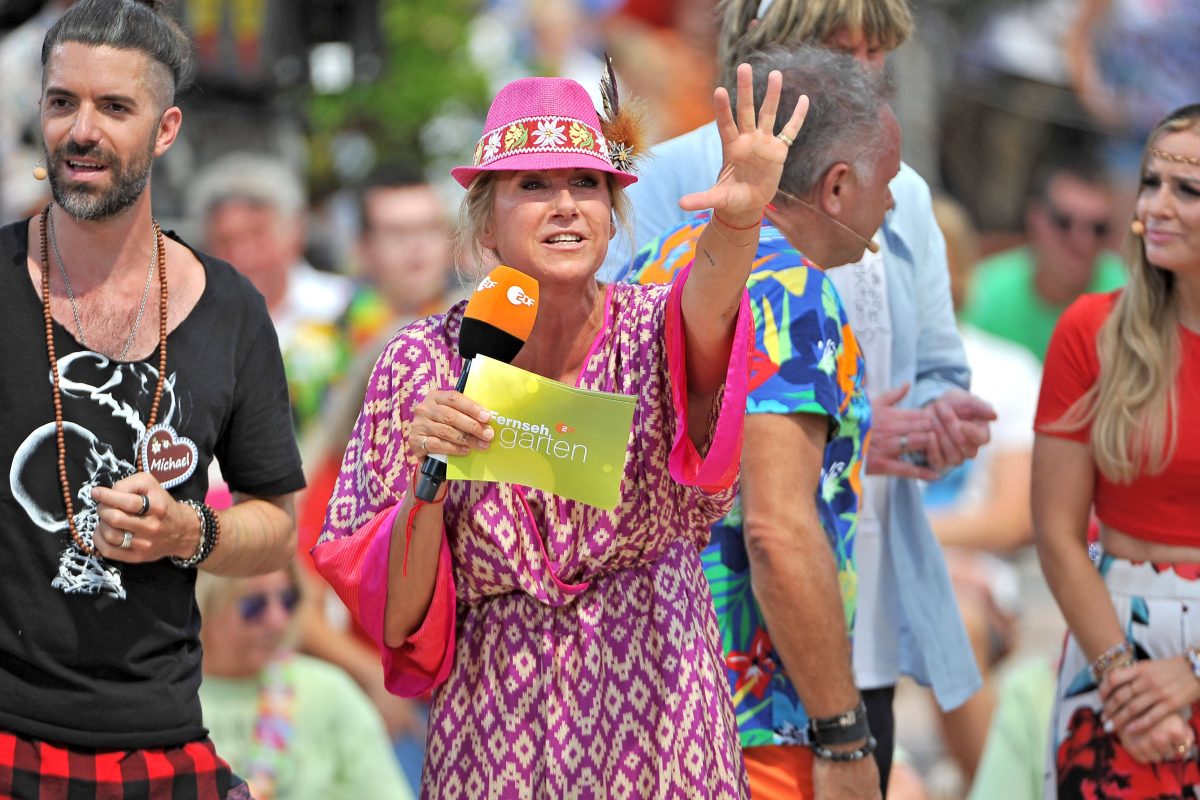 Fernsehgarten: PlÃ¶tzlich stÃ¼rmen Zuschauer Andrea Kiewels BÃ¼hne.