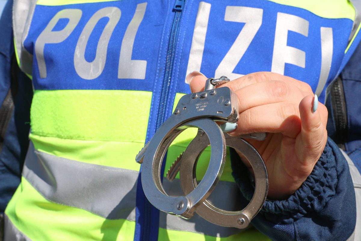 Polizist mit Handschellen