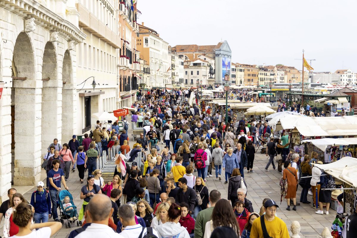 Italien lebt auch von den Tourismus-Einnahmen. Doch mittlerweile ächzen manche Regionen unter den Massen an Urlaubern und greifen hart durch.