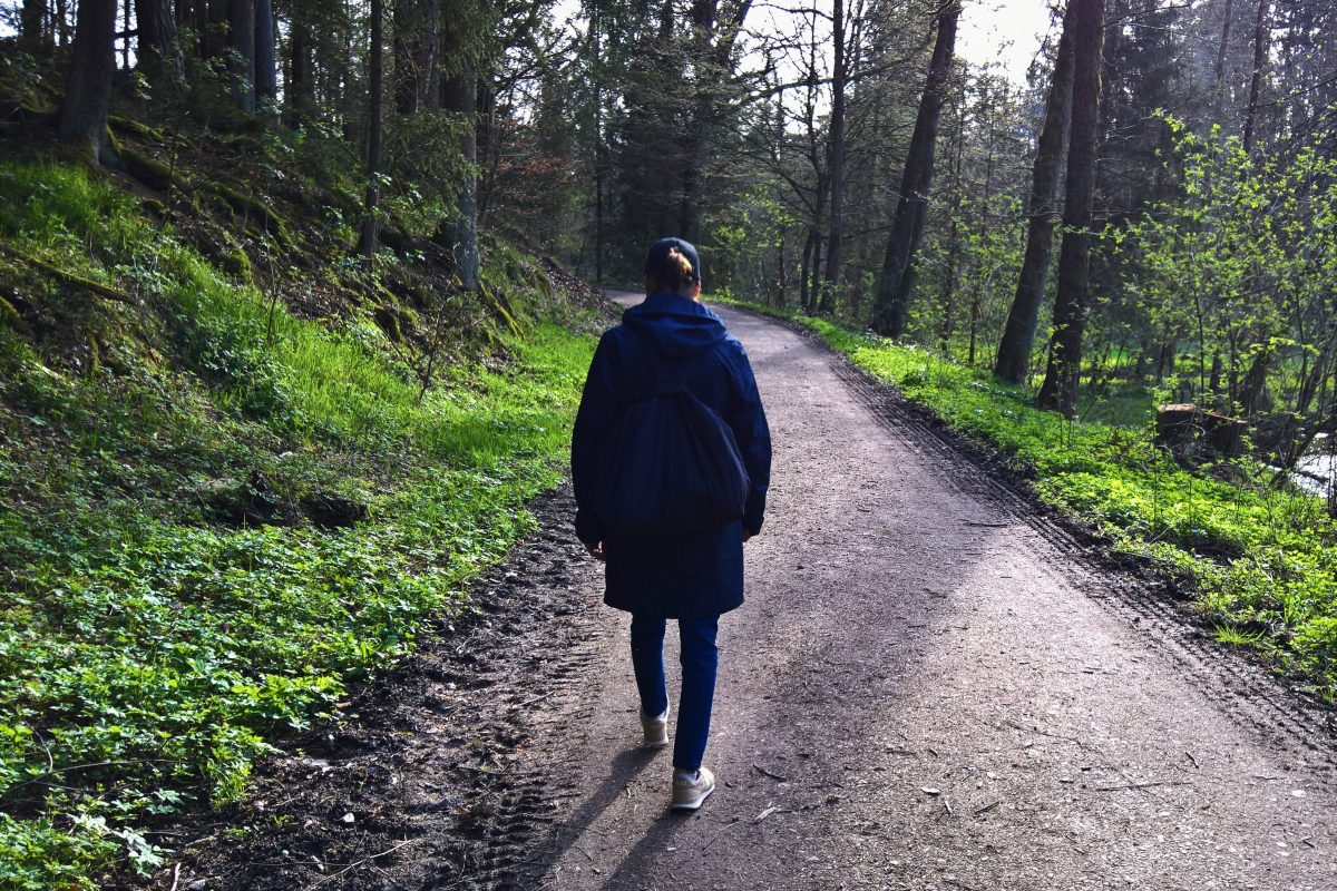 Wald, Spaziergängerin auf Pfad